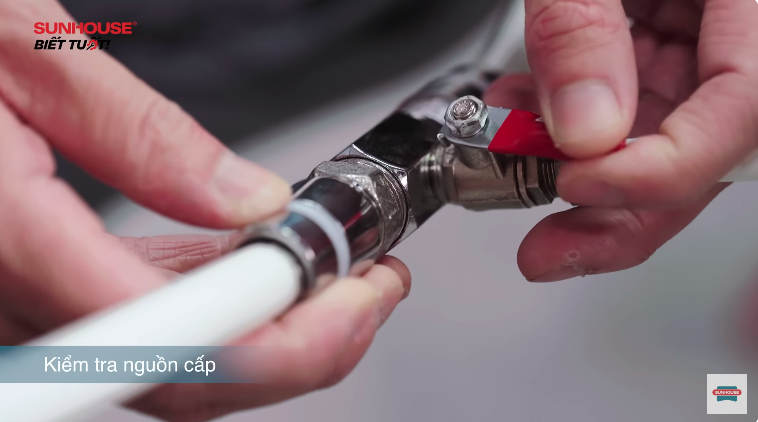 Nếu áp suất nước đầu vào quá cao hoặc quá thấp, có thể làm bơm máy lọc nước tiêu tốn nhiều điện năng hơn